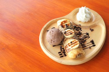 Krep muz ve çikolata dondurma ile