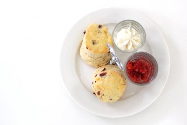 küçük kek krem ve çilek reçelli