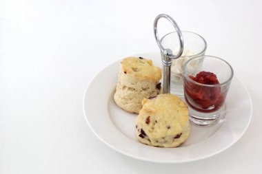 küçük kek krem ve çilek reçelli