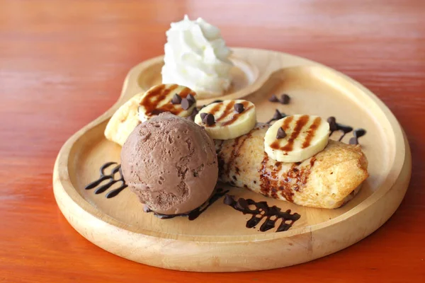 Crepe con gelato alla banana e cioccolato — Foto Stock
