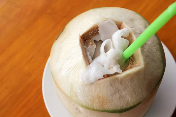 Свіжа кокосова вода з кокосовим горіхом — стокове фото