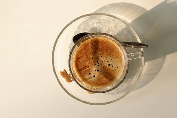 Tasse heißen Kaffee auf weißem Tisch — Stockfoto