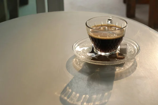 Tazza di caffè caldo sul tavolo bianco — Foto Stock