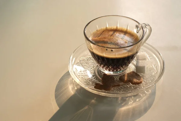 Xícara de café quente na mesa branca — Fotografia de Stock