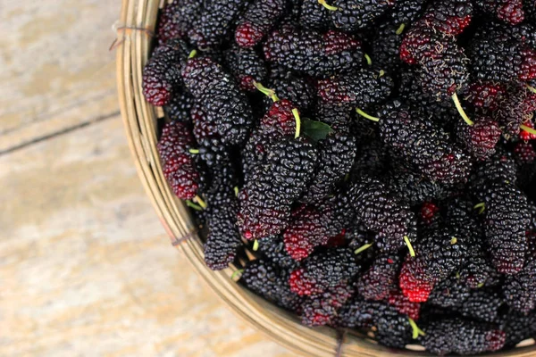 Mulberry fruit in wicker basket — Stock Photo, Image