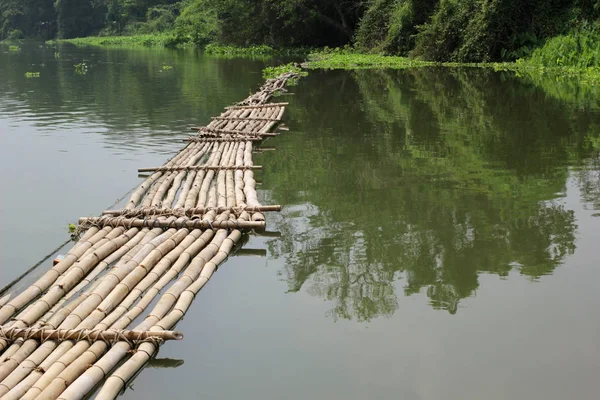 Viejo puente de bambú sobre el río —  Fotos de Stock