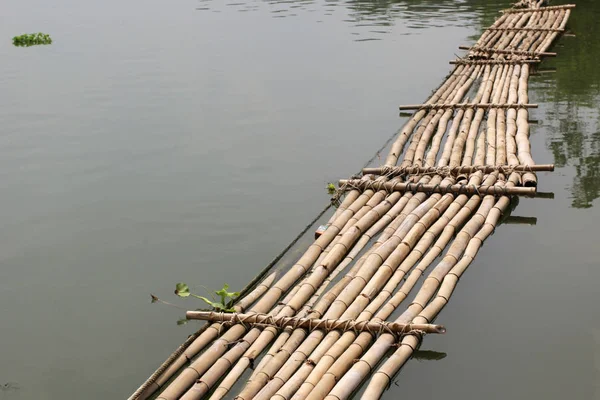 Vieux pont de bambou à travers la rivière — Photo