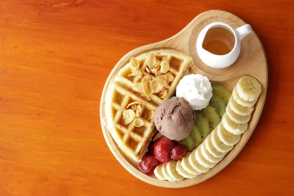 Waffle and chocolate ice cream with fresh fruit and syrup — Stock Photo, Image