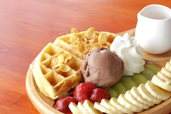 Gaufres et glaces au chocolat aux fruits frais et sirop — Photo