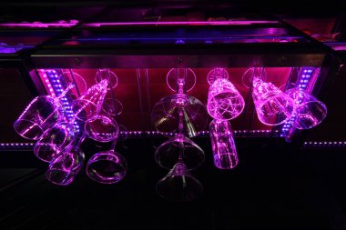 raf üzerinde boş şeffaf gözlük