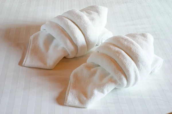 Weiße Handtücher auf dem Bett — Stockfoto