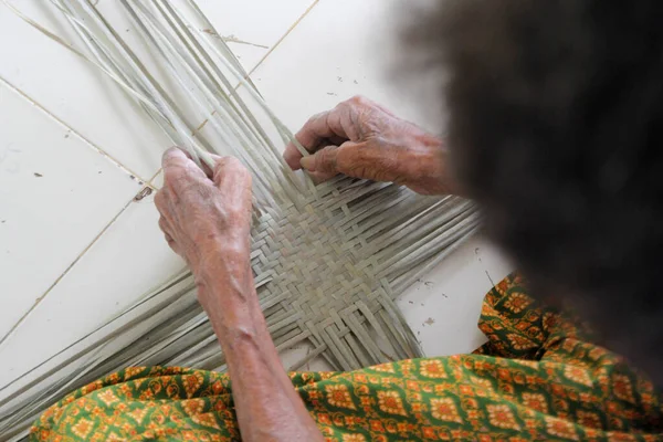 Aldeano tomó rayas de bambú a la cesta de tejer — Foto de Stock