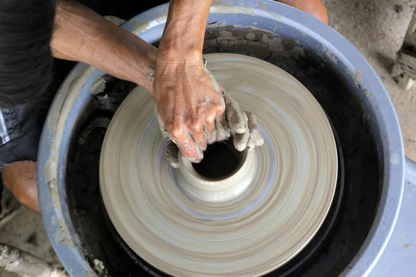 Mains faisant de la poterie sur la roue de poterie — Photo