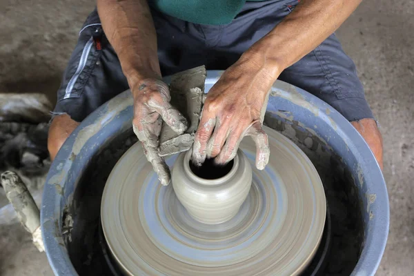 Mains faisant de la poterie sur la roue de poterie — Photo