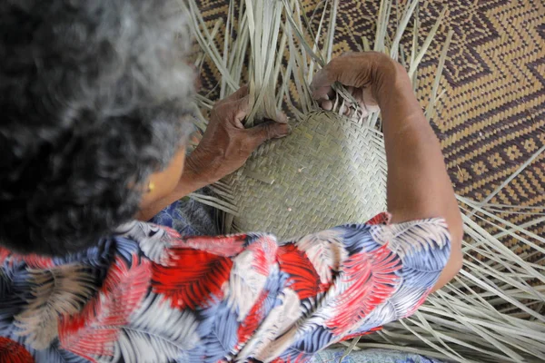 Aldeão levou listras de bambu para tecer cesta — Fotografia de Stock