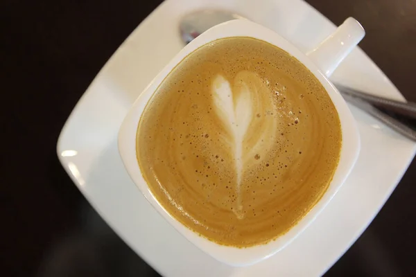 Xícara de café de arte quente latte — Fotografia de Stock