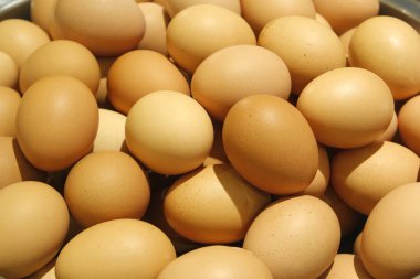 Açık büfedeki bir kasede kaynamış yumurta.