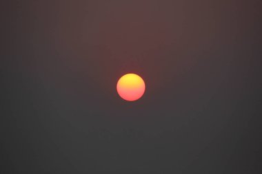 gökyüzü arka plan üzerinde büyük parlak güneş