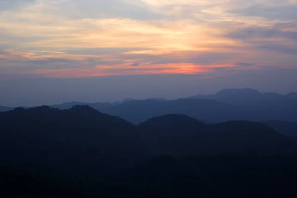 Belo nascer do sol sobre a colina — Fotografia de Stock