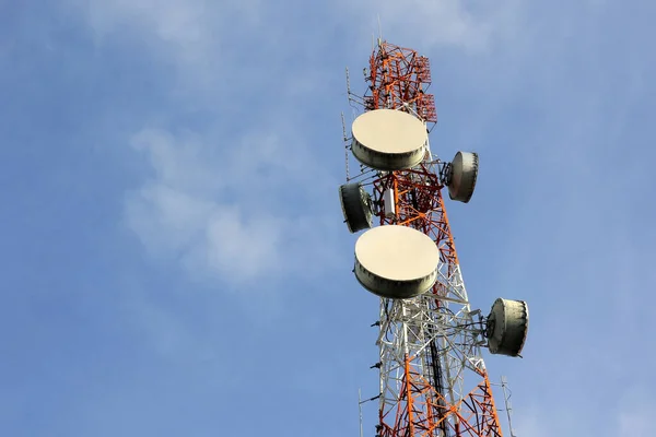 Telekommunikationen står hög med vacker himmel bakgrund — Stockfoto