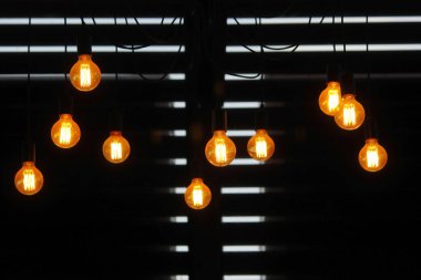 Tavanda asılı duran lamba