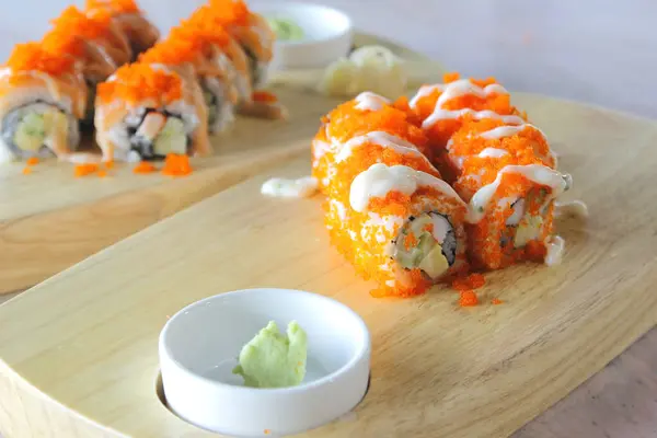 Sushi rolky tradiční japonské jídlo — Stock fotografie