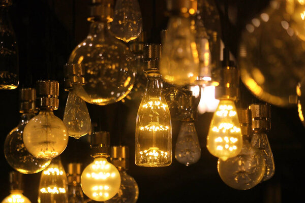 куча светодиодных лампочек украшены на потолке
