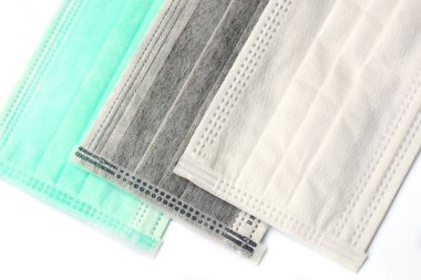 Kirliliği önlemek için hijyenik maske ve beyaz arkaplanda izole edilmiş virüs