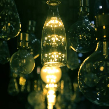 Tavanda bir yığın kurşun ampul var.