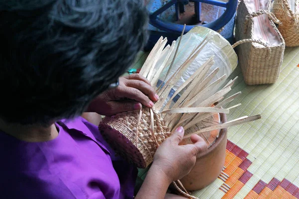 Aldeão Levou Listras Bambu Cesta Tecelagem — Fotografia de Stock