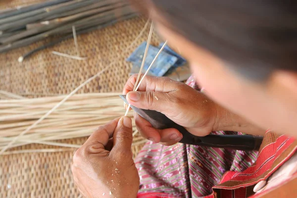 Villager Took Bamboo Stripes Weaving Basket — ストック写真