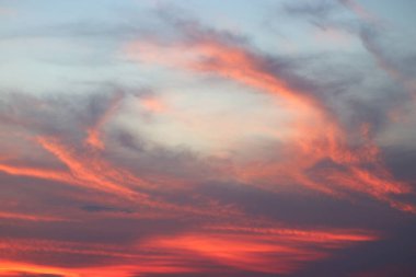 Alacakaranlık vakti güzel gökyüzünün fotoğrafı