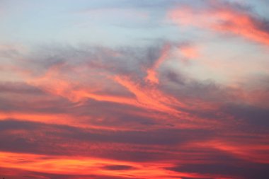 Alacakaranlık vakti güzel gökyüzünün fotoğrafı