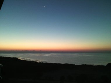 Sahilde renkli bir gün batımı.