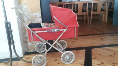 Retro bebek arabası dekorasyon gibi