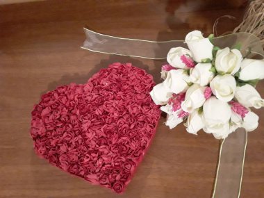 Kalp ve güller masada