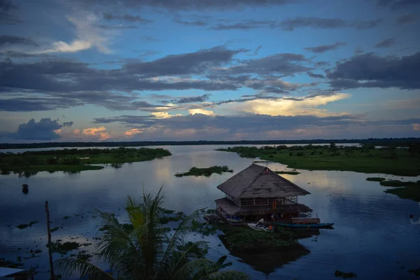 Peru 'nun Iquitos, Peru ormanlarında güzel mavi gün batımı gözlemlendi.