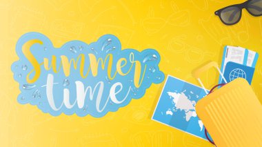 Yaz zamanı sarı pankart. Güzel el yazısı yazı tipi, dünya haritası, pasaport, uçak biletleri, güneş gözlüğü, seyahat için sarı bavul. Vektör illüstrasyonu.