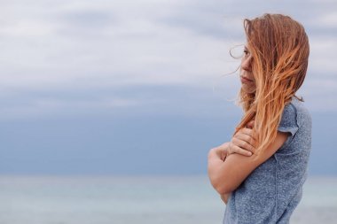 Kadın yalnız ve depresyonda, deniz