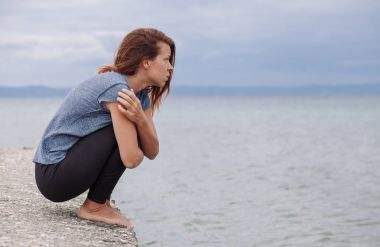 Kadın yalnız ve depresyonda köprüde