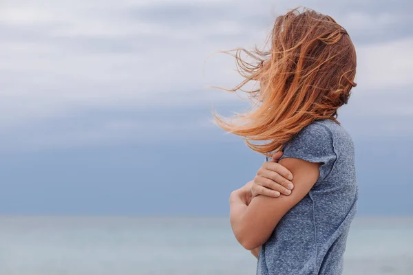 Wanita sendirian dan tertekan di tepi laut — Stok Foto