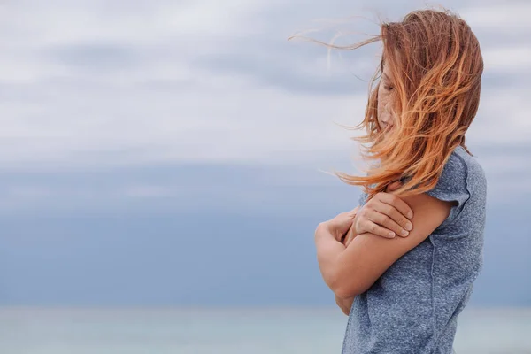 Femme seule et déprimée au bord de la mer — Photo