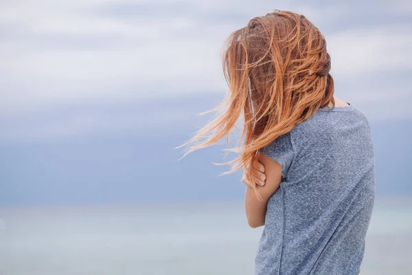 Femme seule et déprimée au bord de la mer — Photo