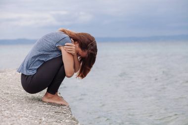 Kadın yalnız ve depresyonda köprüde