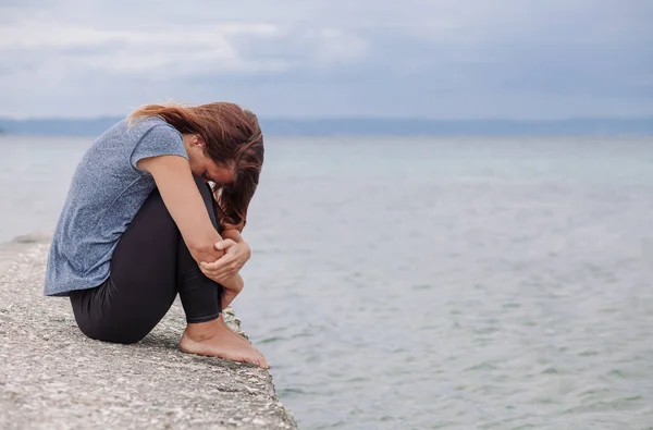 Donna sola e depressa sul ponte — Foto Stock