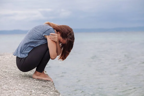 Donna sola e depressa sul ponte — Foto Stock