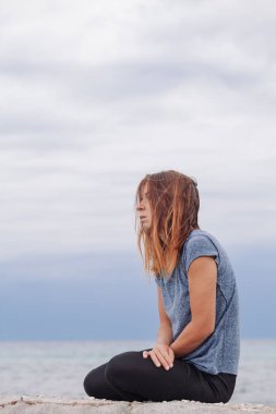 Kadın yalnız ve depresyonda, deniz