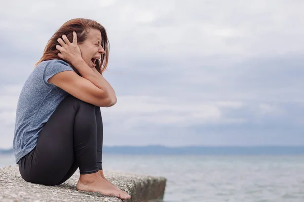 Žena sama a depresi, křičí na mostě — Stock fotografie