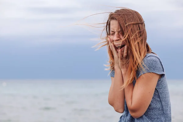 Žena sama a depresi, křičí na mostě — Stock fotografie