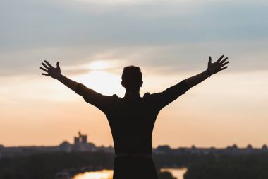 Gergin Silah batımını ile ayakta genç adam